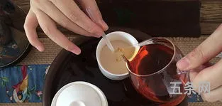 茶与白开水哪个好一点(*喝茶水好还是白开水好)