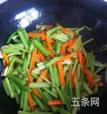 胡萝卜炒芹菜的家常做法(胡萝卜炒芹菜的营养价值)