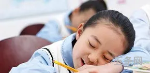 学生有眼袋是什么原因引起(如何去眼袋)