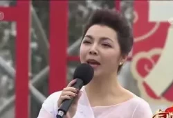 "曾格格用玉笛演奏,笛声婉转悠扬,听的人如痴如醉